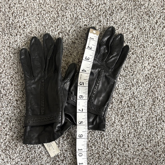 Isotoner Elegant Black Leather Gloves - Picture 4 of 10